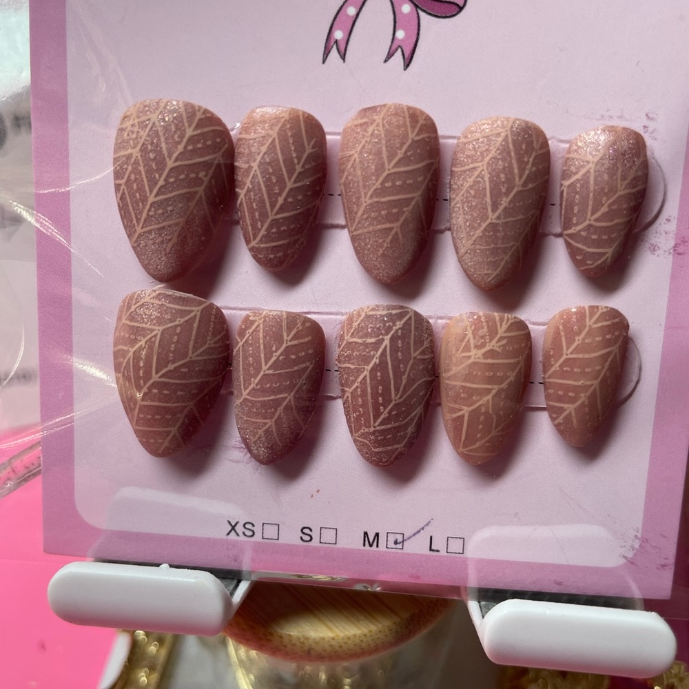 Leaf Pattern Press-On Nails